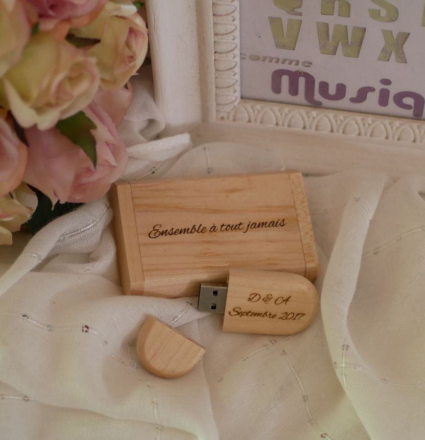 32 GB 2.0 USB Flash Drive in een op maat gemaakte licht esdoornhouten behuizing