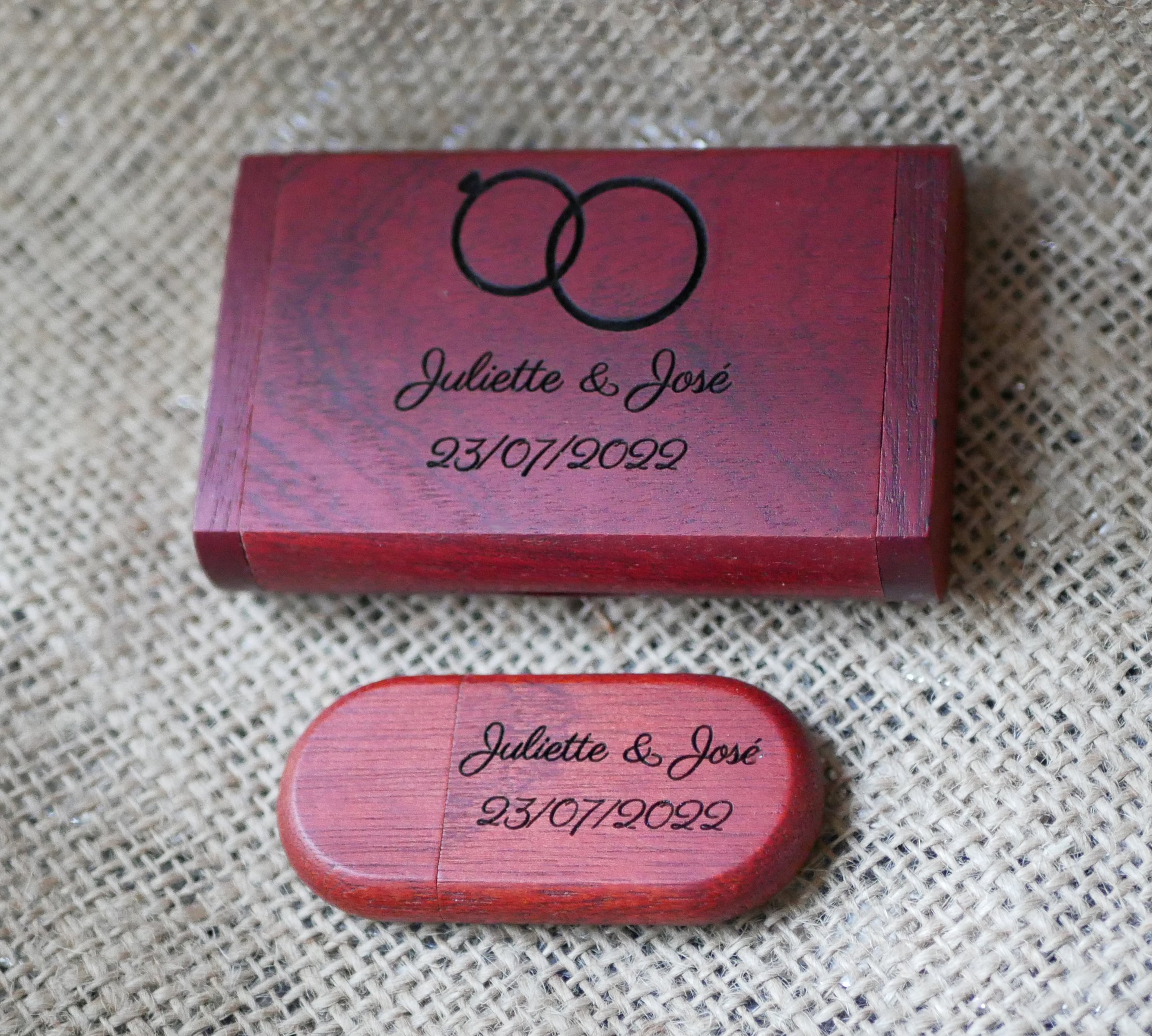 32 GB 3.0 USB-stick van rood hout in gravuredoosje