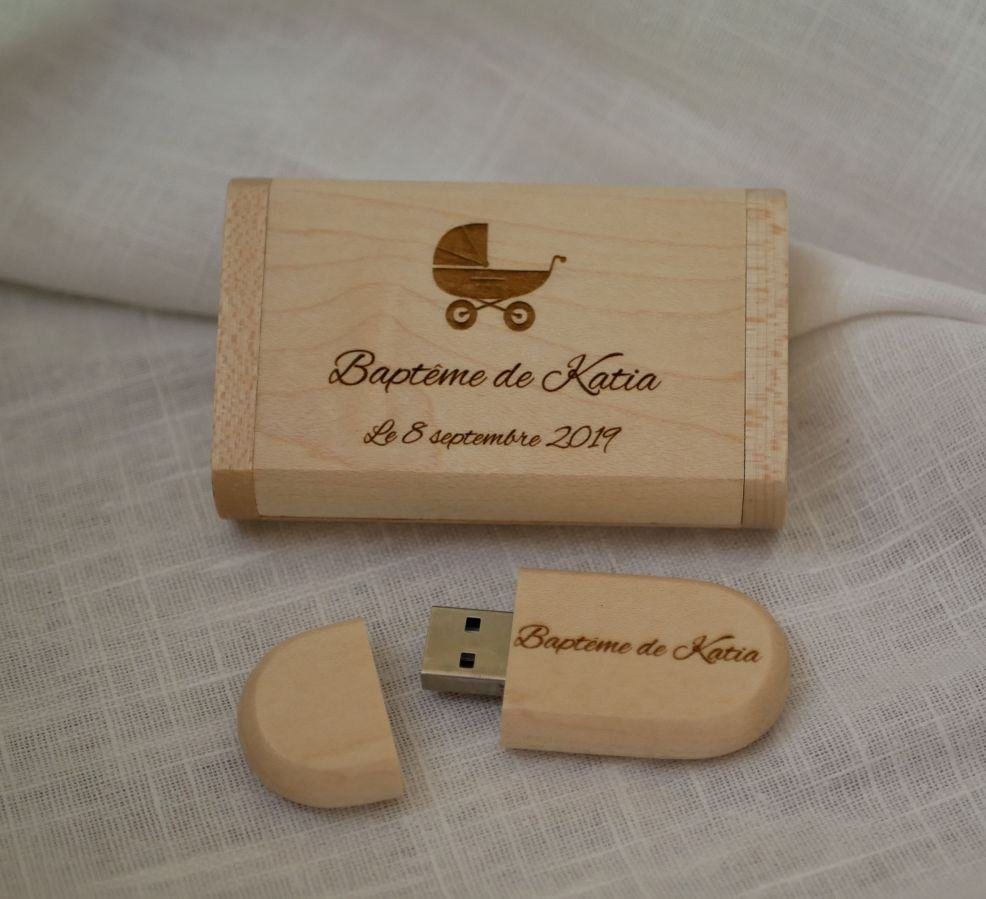 32 GB 2.0 USB Flash Drive in een op maat gemaakte licht esdoornhouten behuizing