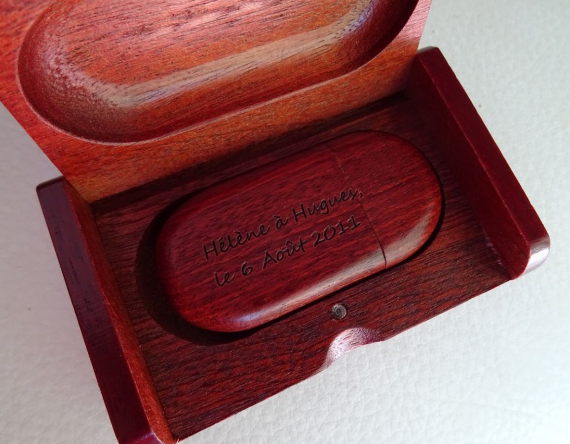 32 GB 3.0 USB-stick van rood hout in gravuredoosje
