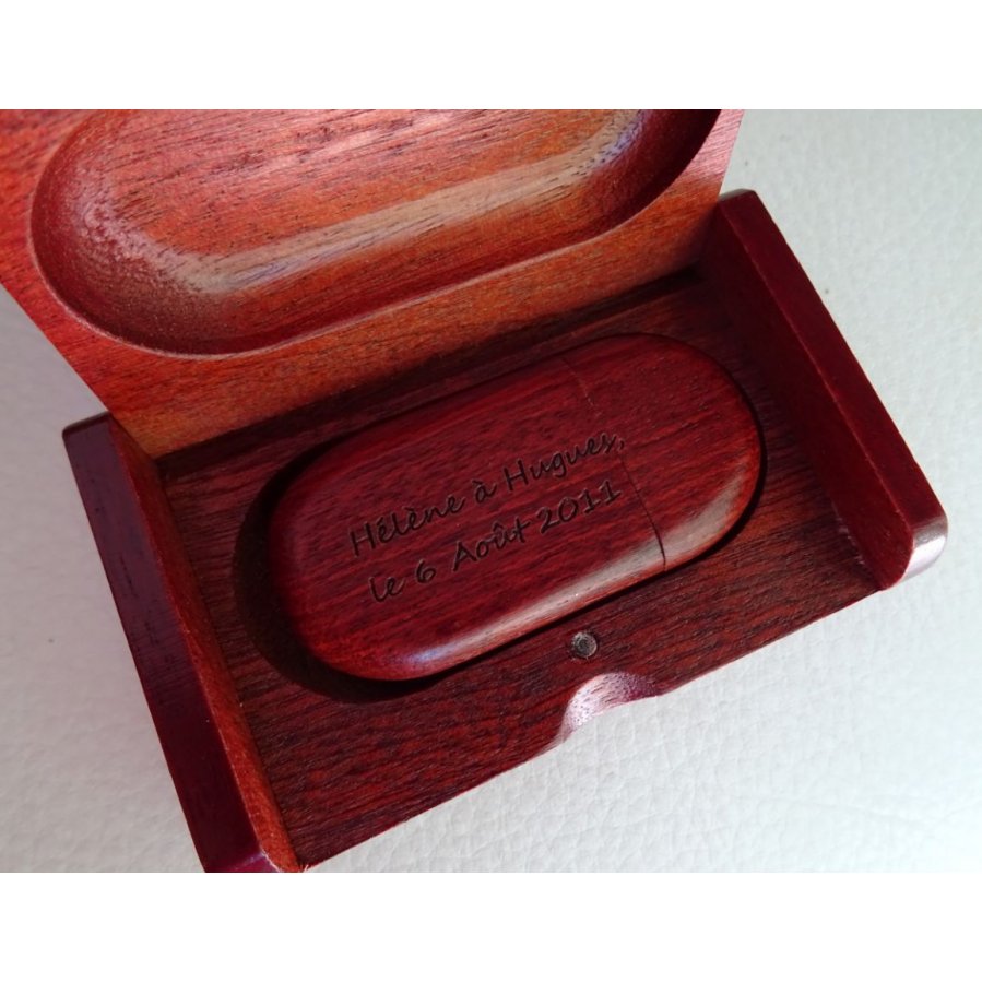 32 GB 3.0 USB-stick van rood hout in gravuredoosje