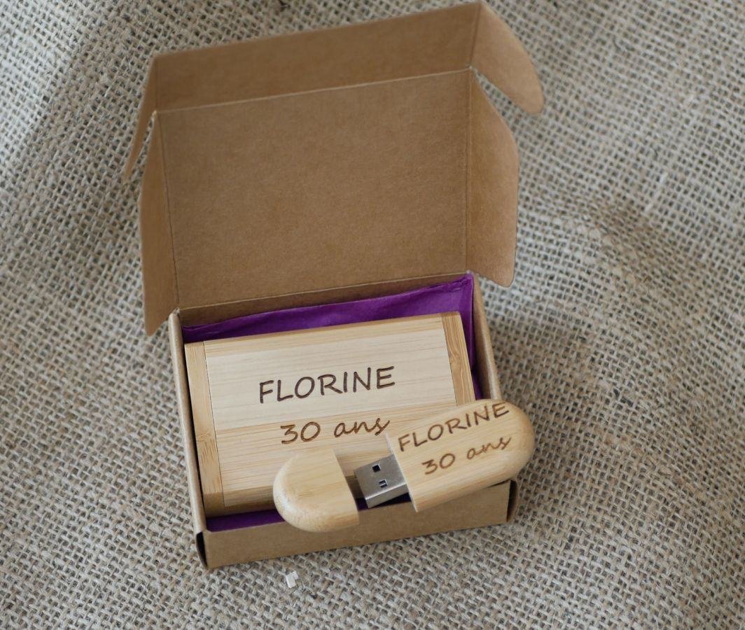 64 GB 3.0 USB Flash Drive in een op maat gemaakte licht esdoornhouten behuizing