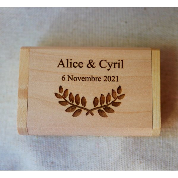 32 GB 2.0 USB Flash Drive in een op maat gemaakte licht esdoornhouten behuizing