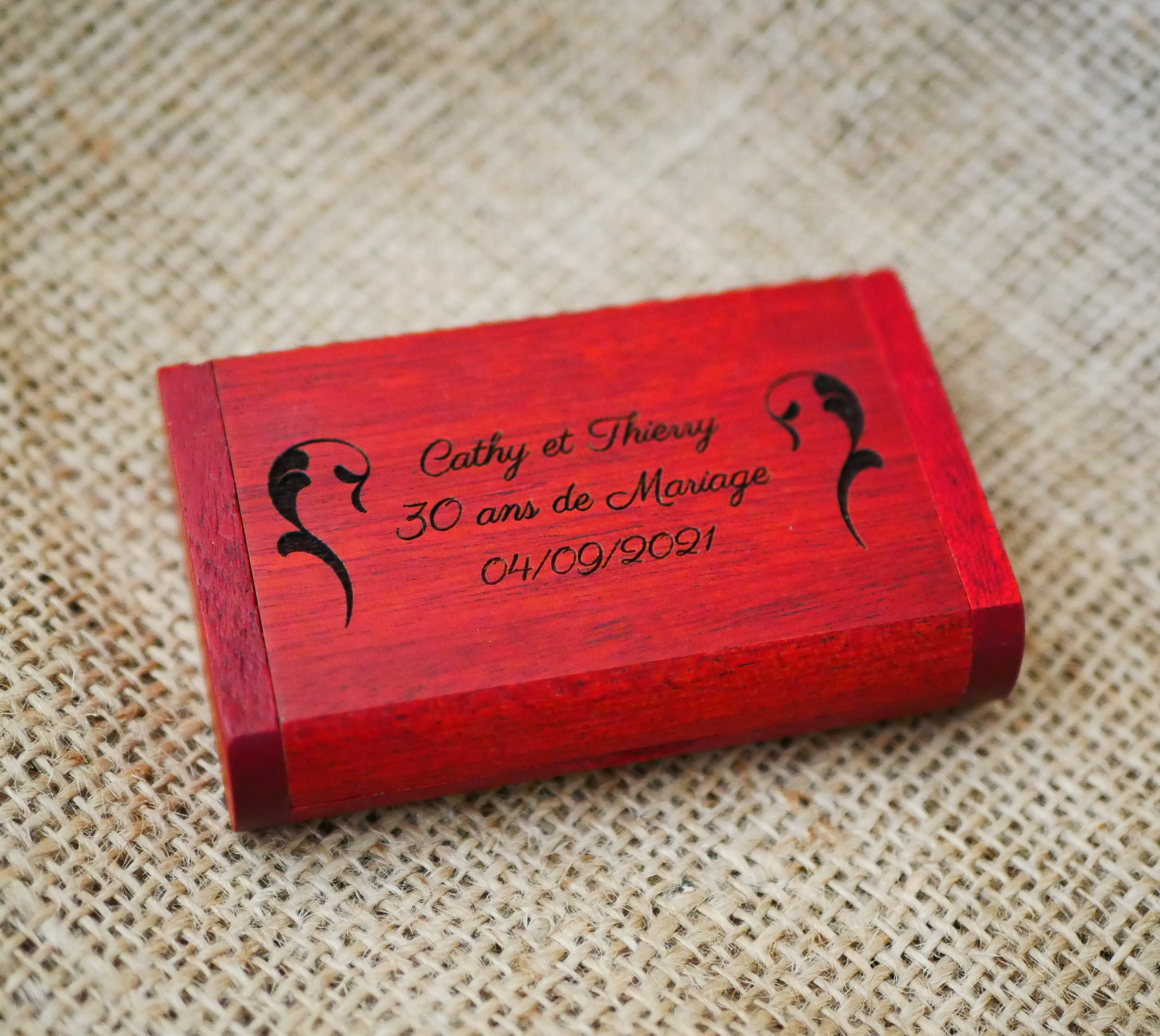 32 GB 3.0 USB-stick van rood hout in gravuredoosje