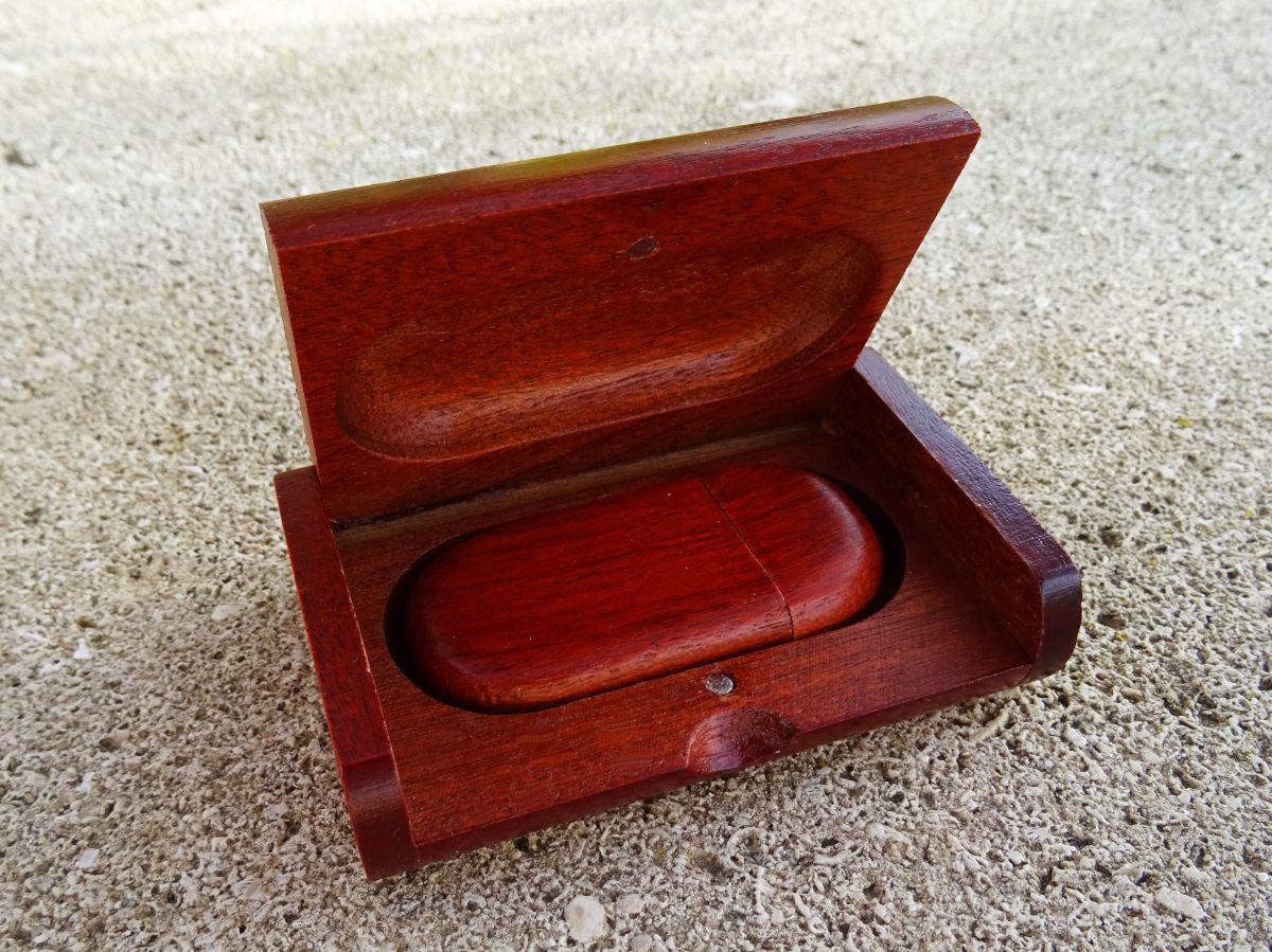 32 GB 3.0 USB-stick van rood hout in gravuredoosje