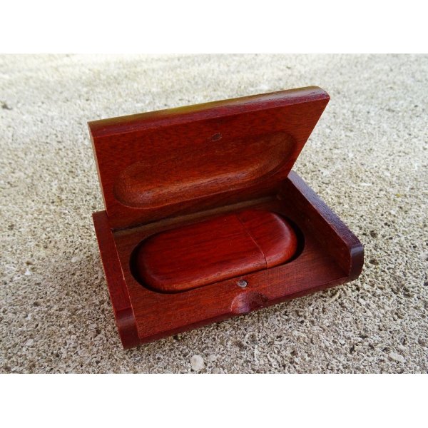 32 GB 3.0 USB-stick van rood hout in gravuredoosje