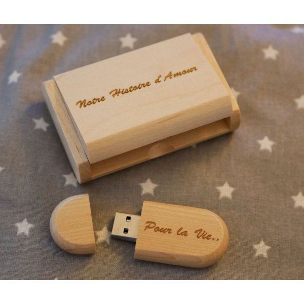 32 GB 2.0 USB Flash Drive in een op maat gemaakte licht esdoornhouten behuizing