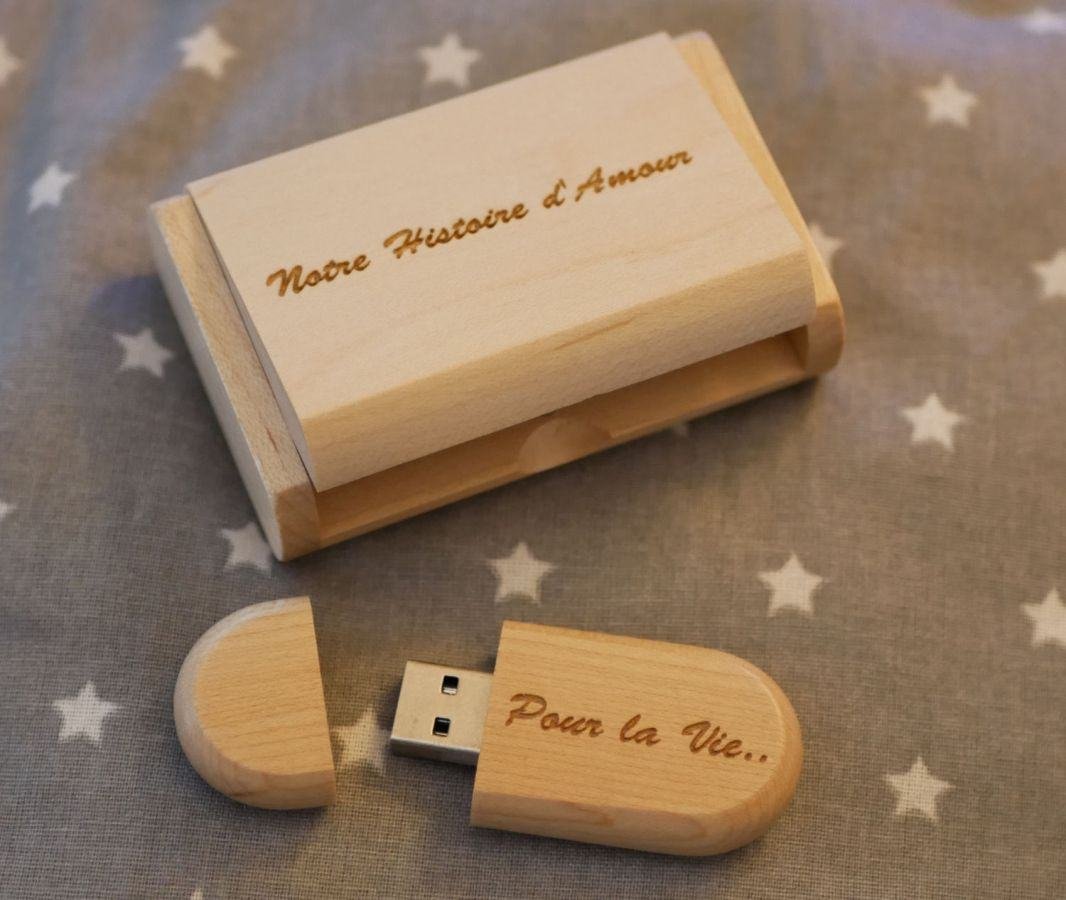 32 GB 2.0 USB Flash Drive in een op maat gemaakte licht esdoornhouten behuizing