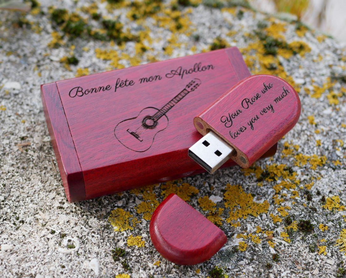 32 GB 3.0 USB-stick van rood hout in gravuredoosje