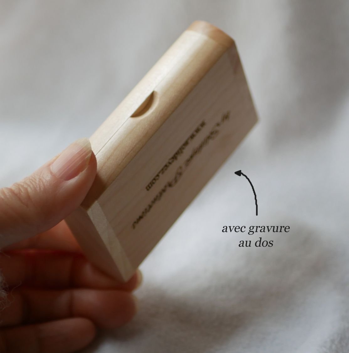 32 GB 2.0 USB Flash Drive in een op maat gemaakte licht esdoornhouten behuizing