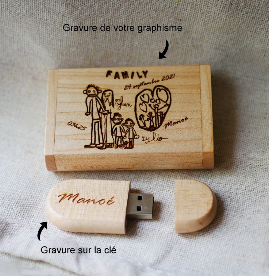 32 GB 2.0 USB Flash Drive in een op maat gemaakte licht esdoornhouten behuizing