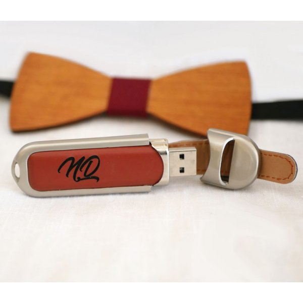 32Gb USB-sleutel in bruin lederen etui om te personaliseren