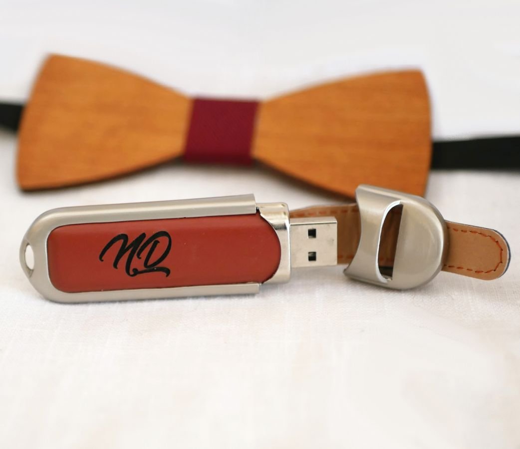 32Gb USB-sleutel in bruin lederen etui om te personaliseren