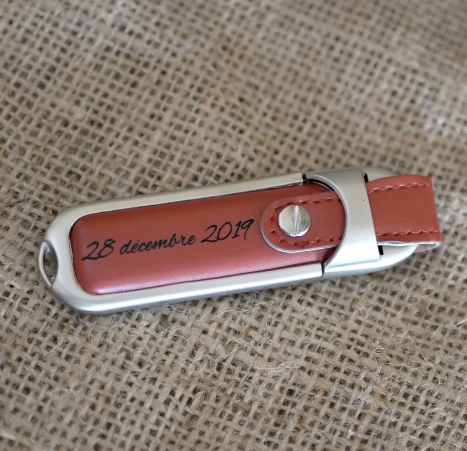 32Gb USB-sleutel in bruin lederen etui om te personaliseren