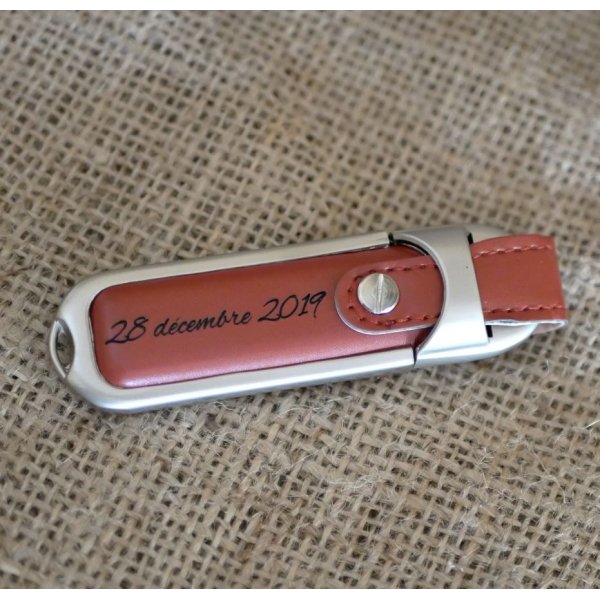 32Gb USB-sleutel in bruin lederen etui om te personaliseren