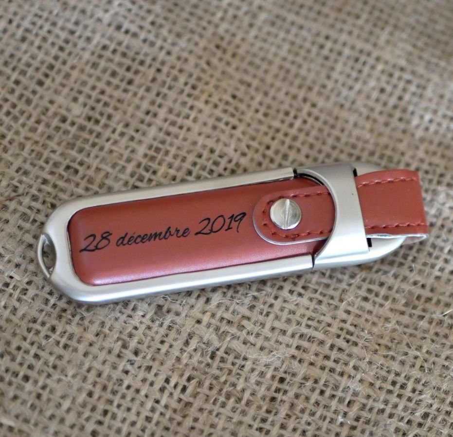 32Gb USB-sleutel in bruin lederen etui om te personaliseren