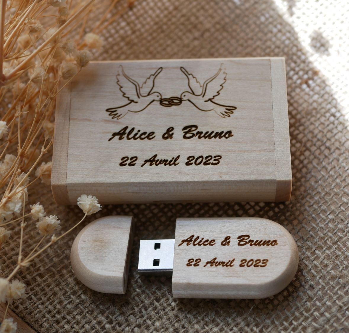 64 GB 3.0 USB Flash Drive in een op maat gemaakte licht esdoornhouten behuizing