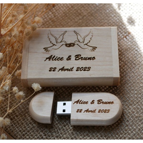 64 GB 3.0 USB Flash Drive in een op maat gemaakte licht esdoornhouten behuizing