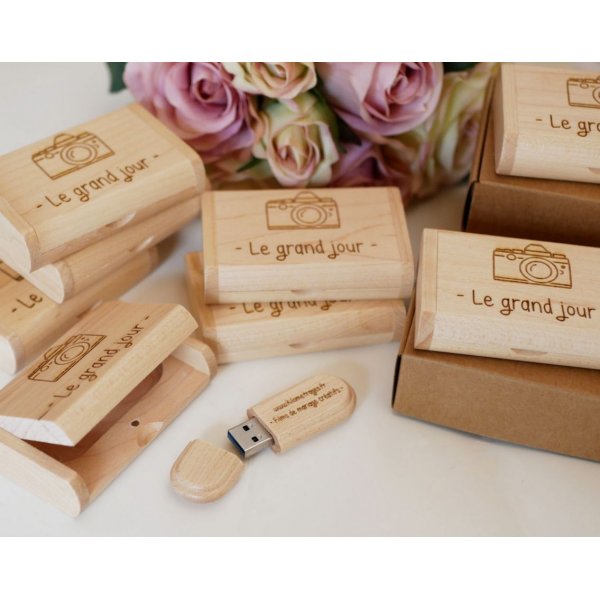 64 GB 3.0 USB Flash Drive in een op maat gemaakte licht esdoornhouten behuizing