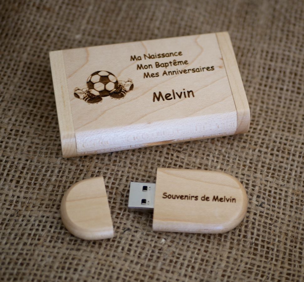 64 GB 3.0 USB Flash Drive in een op maat gemaakte licht esdoornhouten behuizing