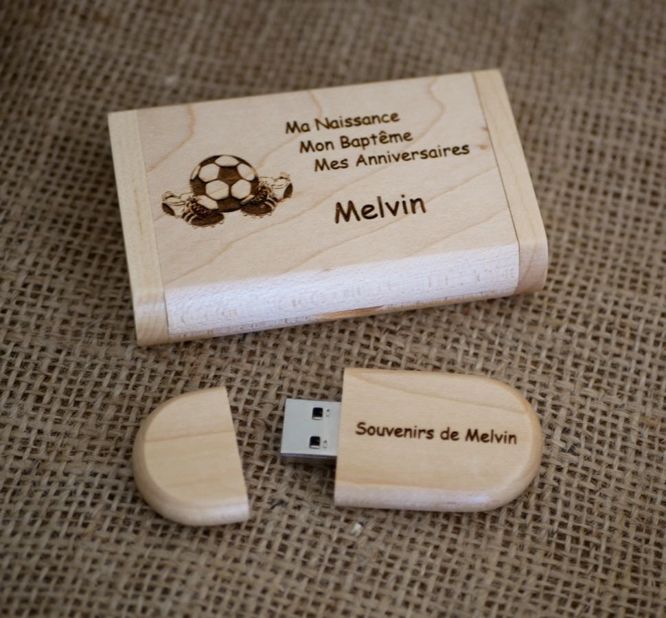 64 GB 3.0 USB Flash Drive in een op maat gemaakte licht esdoornhouten behuizing