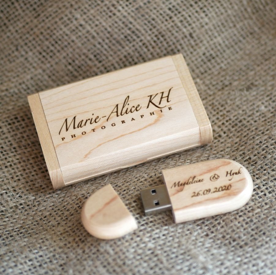 64 GB 3.0 USB Flash Drive in een op maat gemaakte licht esdoornhouten behuizing