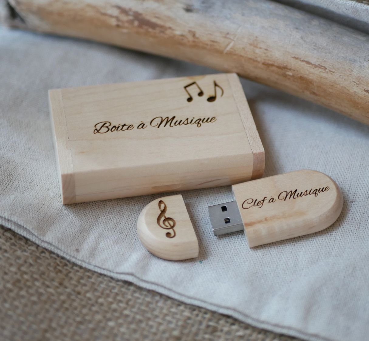 64 GB 3.0 USB Flash Drive in een op maat gemaakte licht esdoornhouten behuizing