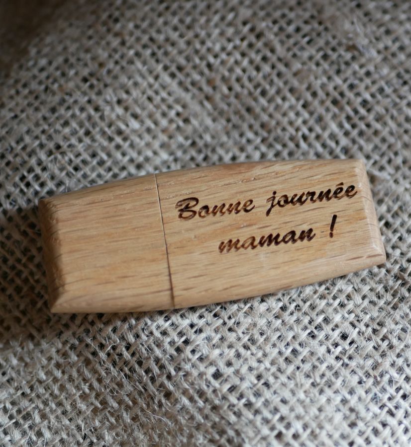 Houten USB-sleutel te personaliseren door gravure