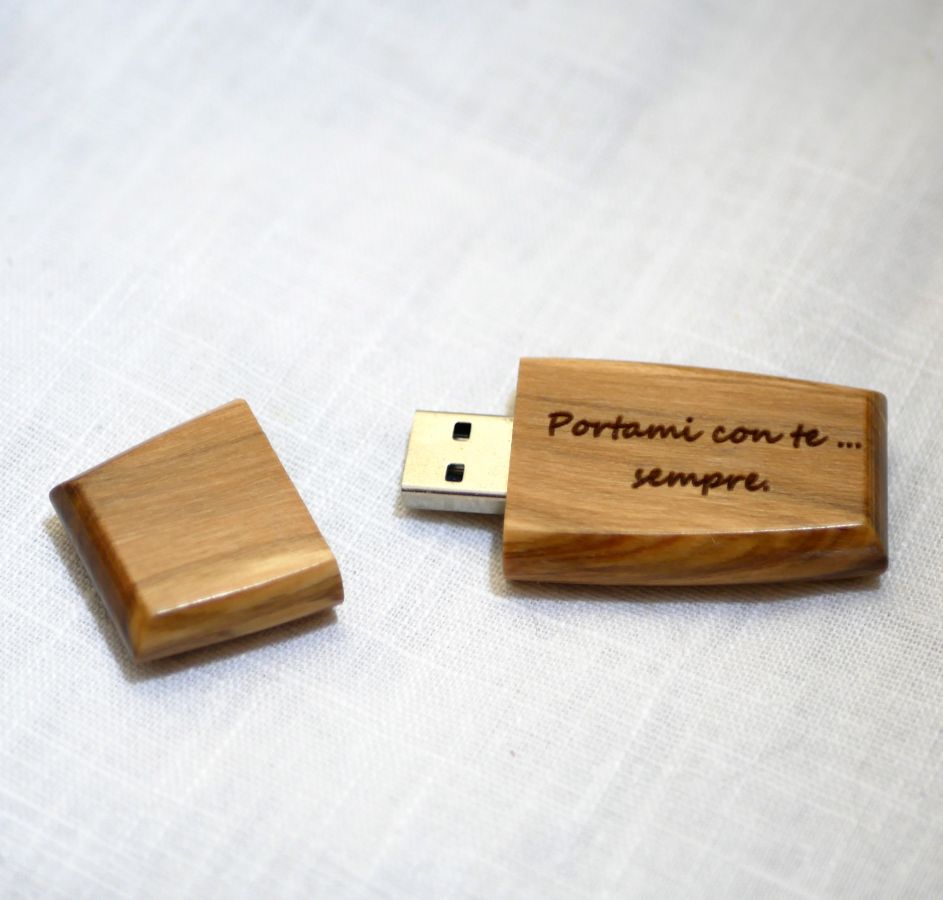 Houten USB-sleutel te personaliseren door gravure