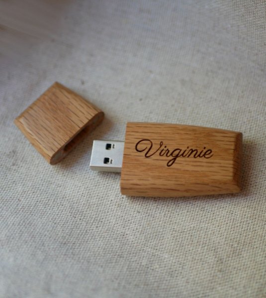 Houten USB-sleutel te personaliseren door gravure
