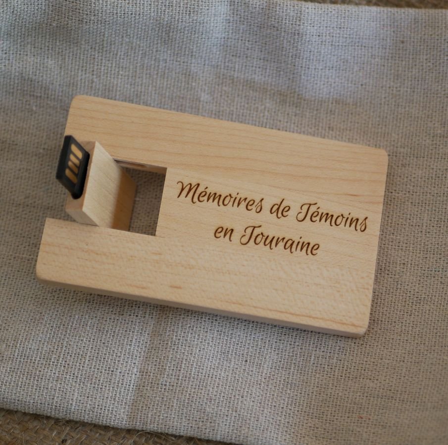 USB-sleutel gegraveerde kaart van esdoornhout om te personaliseren