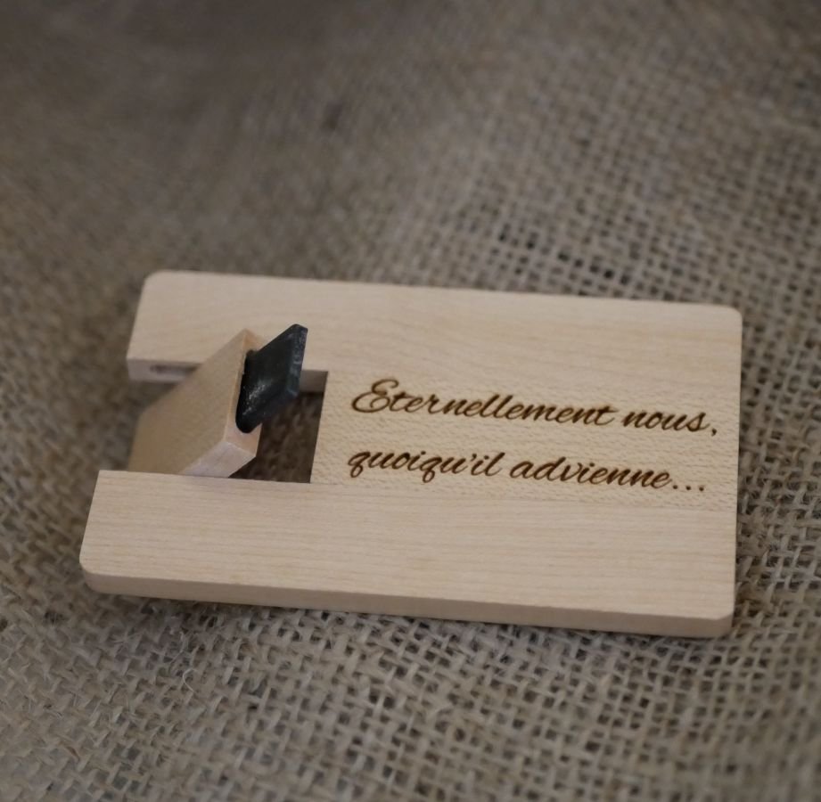 USB-sleutel gegraveerde kaart van esdoornhout om te personaliseren