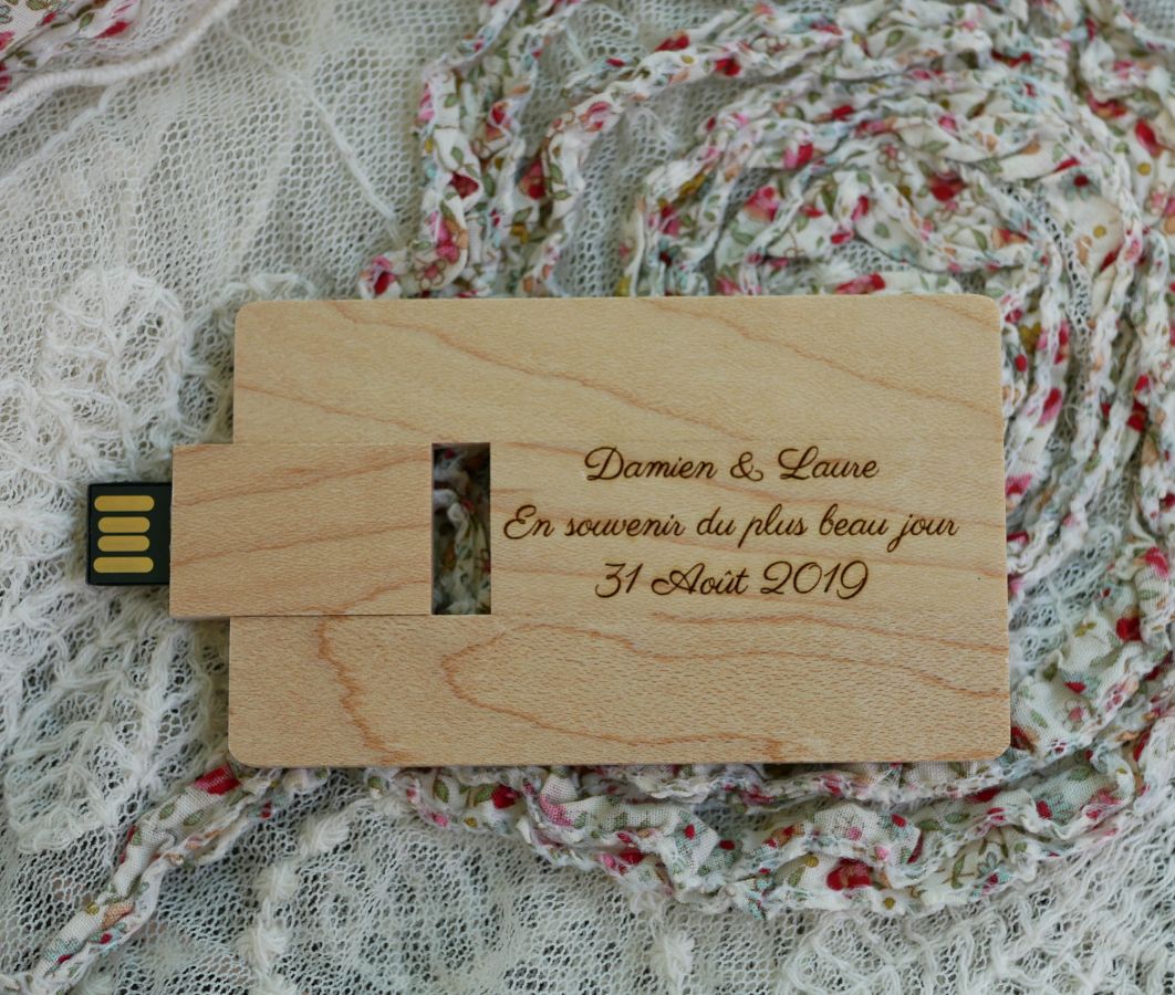 USB-sleutel gegraveerde kaart van esdoornhout om te personaliseren