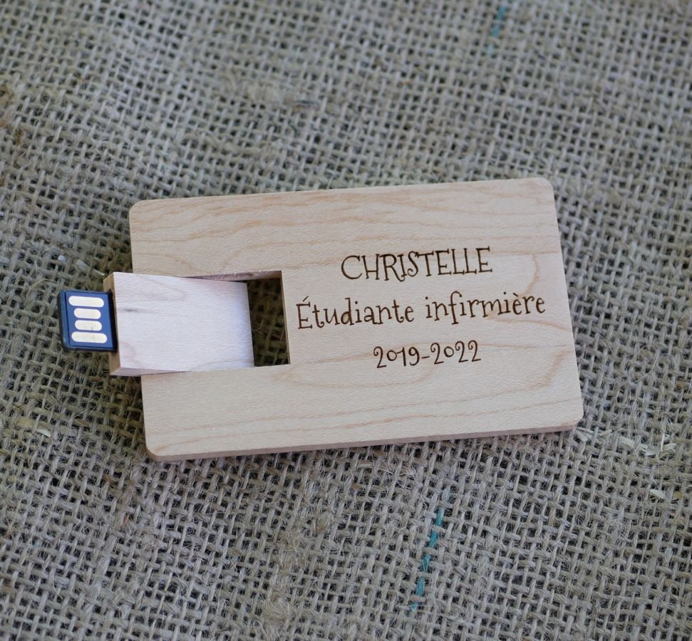USB-sleutel gegraveerde kaart van esdoornhout om te personaliseren