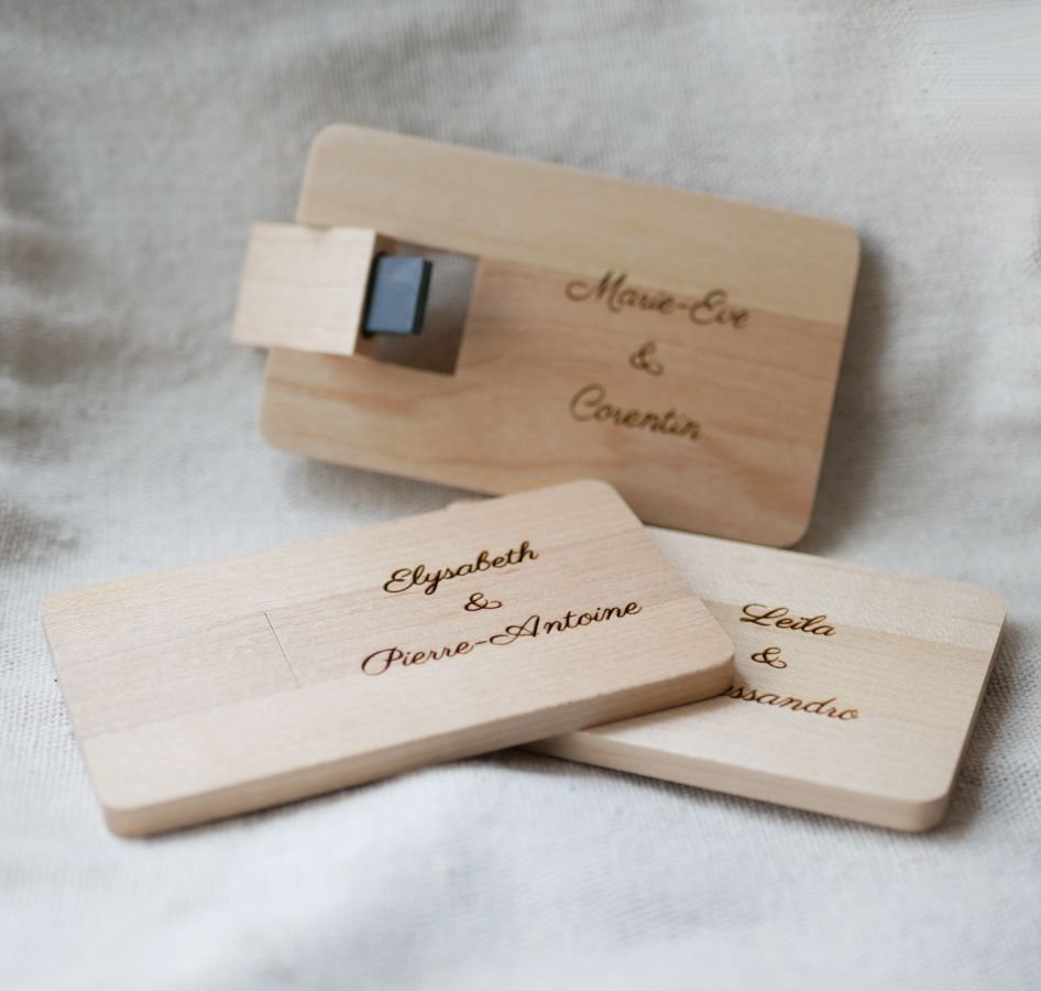USB-sleutel gegraveerde kaart van esdoornhout om te personaliseren