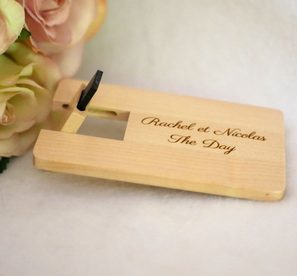USB-sleutel gegraveerde kaart van esdoornhout om te personaliseren
