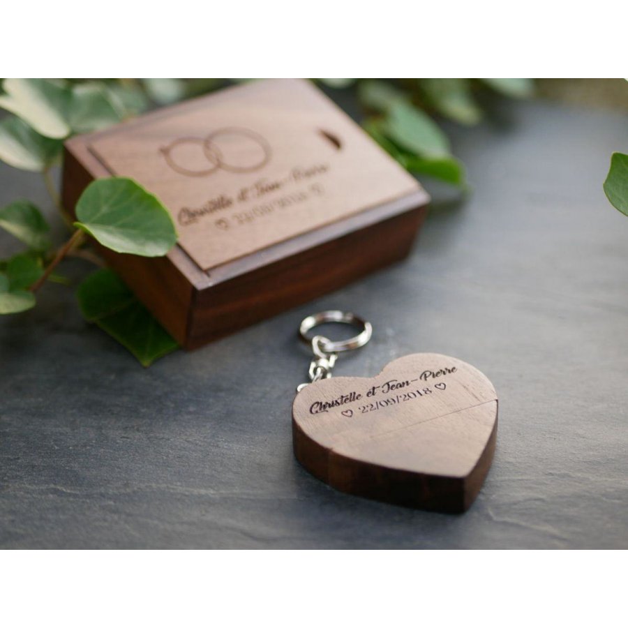 32 GB Heart USB Flash Drive in een donkerhouten doosje