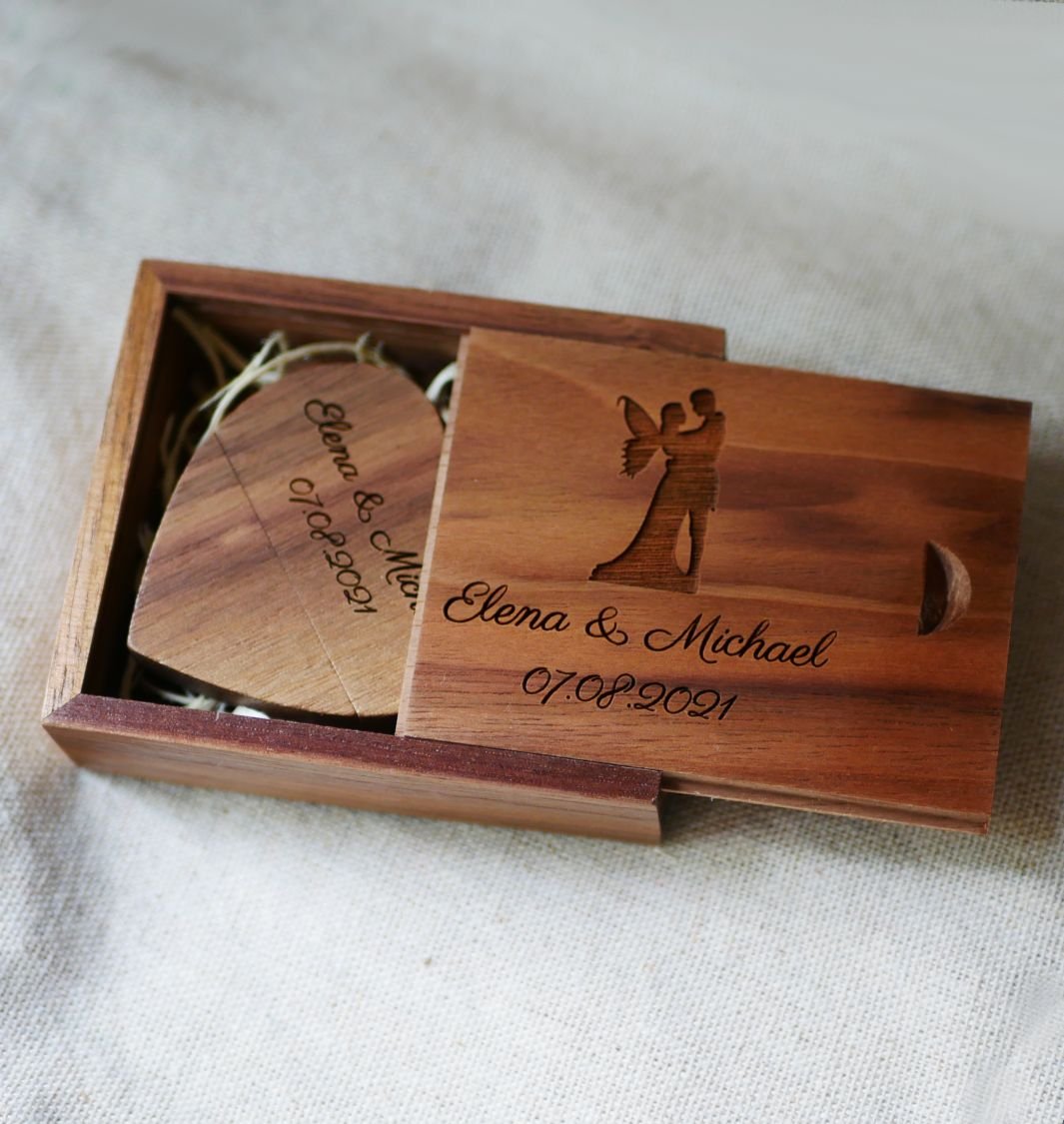32 GB Heart USB Flash Drive in een donkerhouten doosje