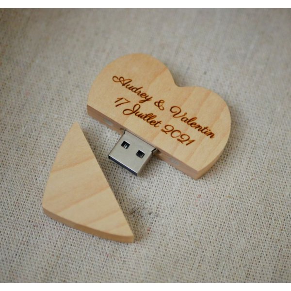 32 GB Heart USB Flash Drive in een licht houten doosje