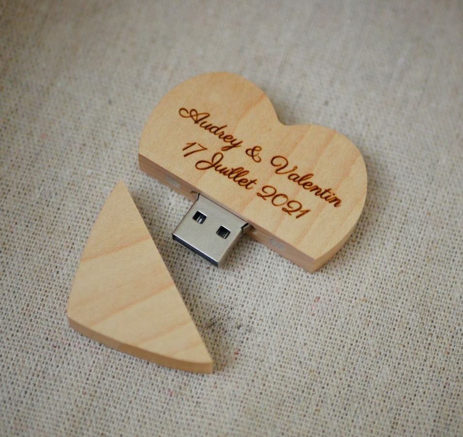 32 GB Heart USB Flash Drive in een licht houten doosje