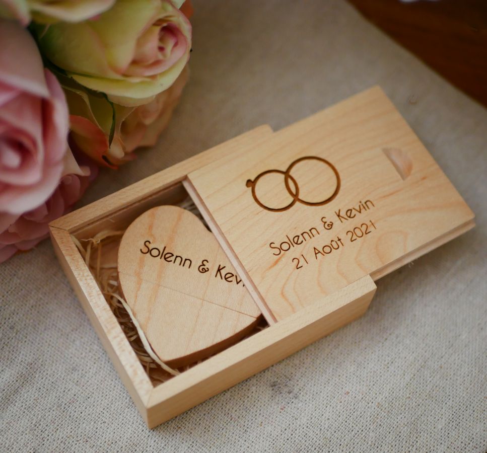 32 GB Heart USB Flash Drive in een licht houten doosje