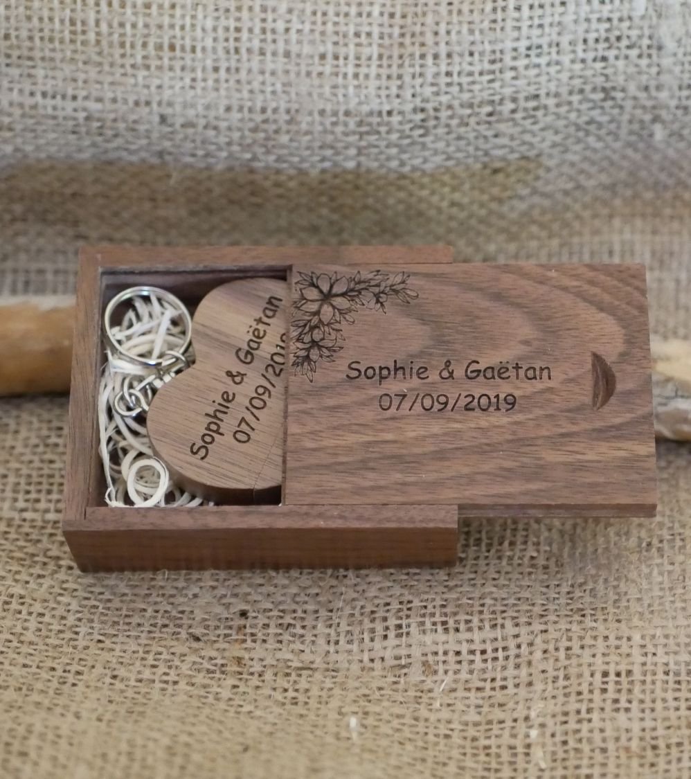 32 GB Heart USB Flash Drive in een donkerhouten doosje