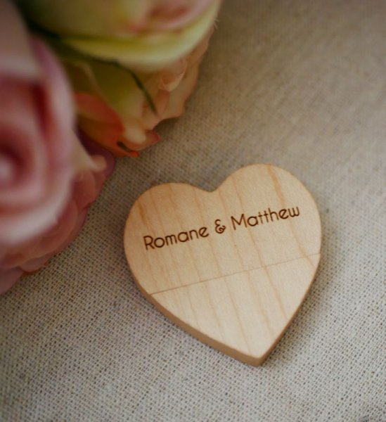 32 GB Heart USB Flash Drive in een licht houten doosje