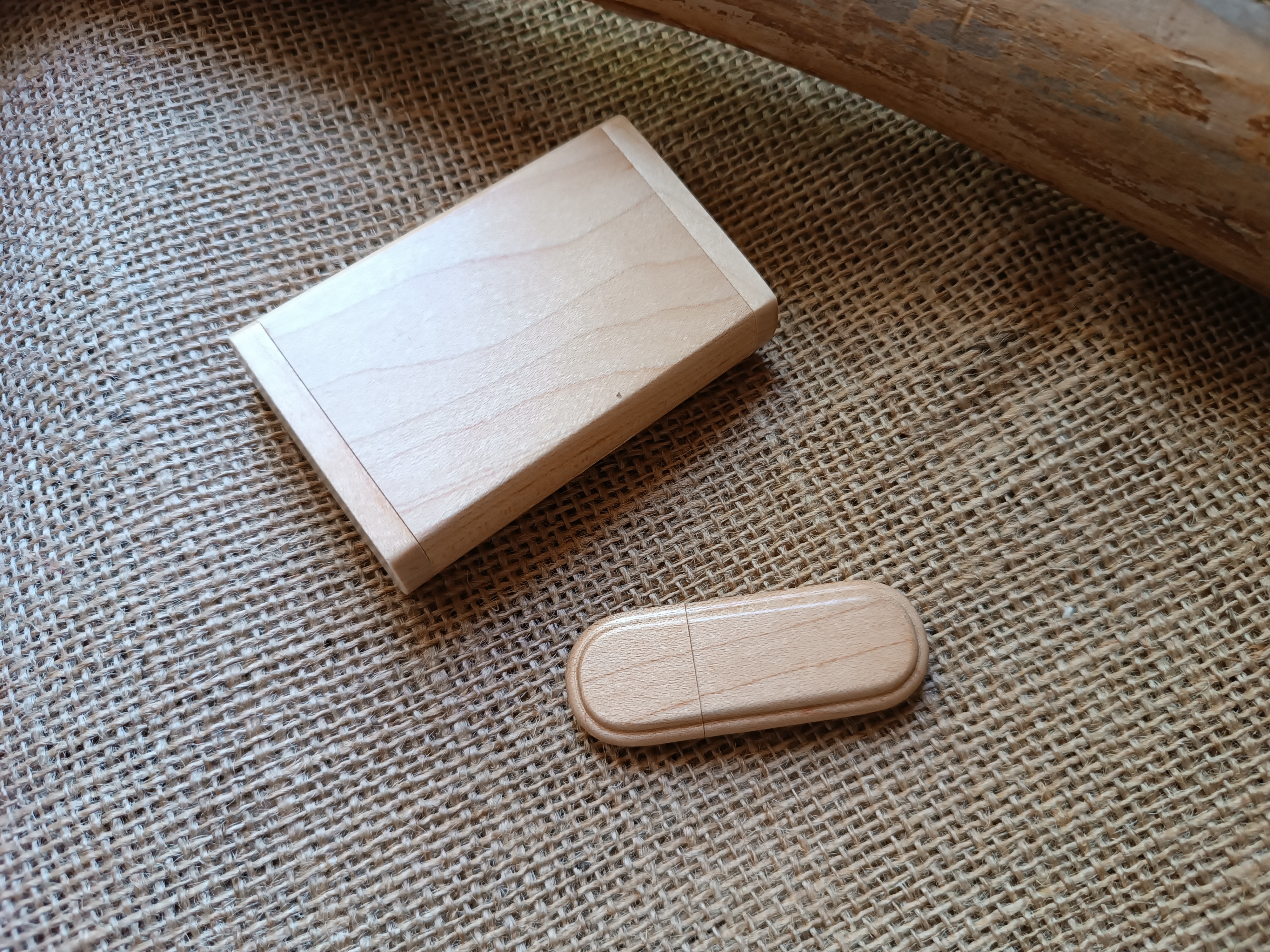 32 GB 2.0 gegraveerde USB-stick in esdoornhouten behuizing