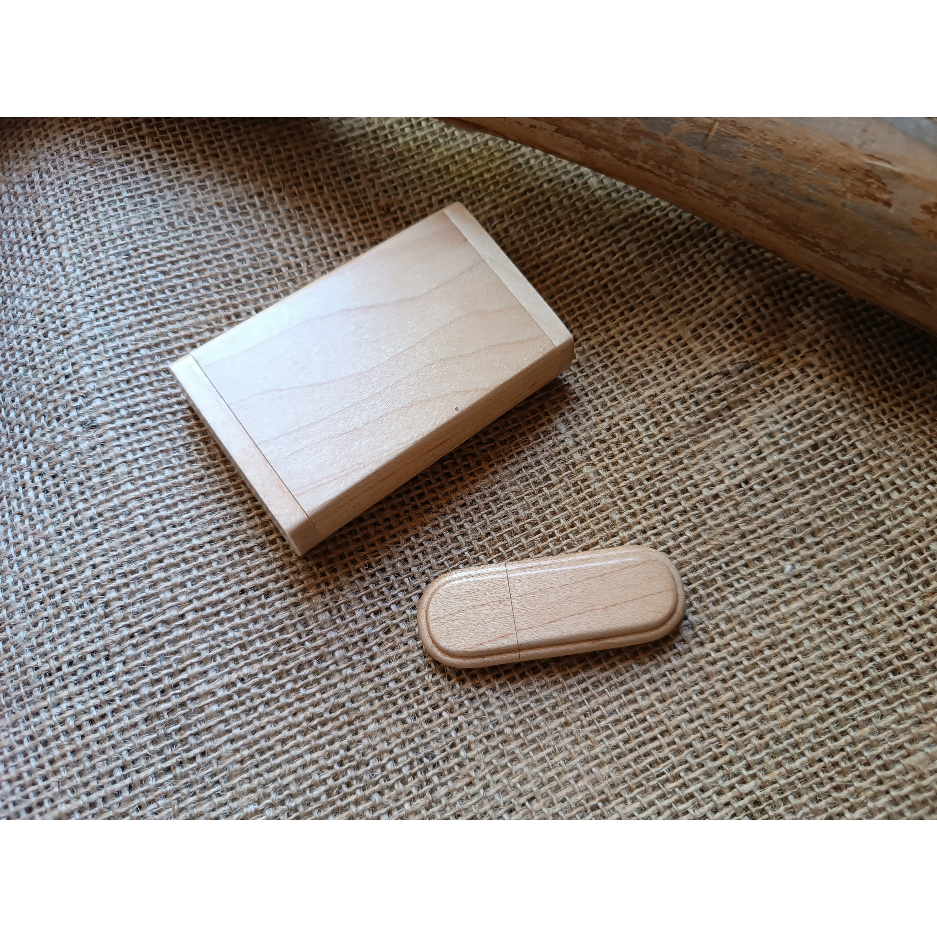 32 GB 2.0 gegraveerde USB-stick in esdoornhouten behuizing