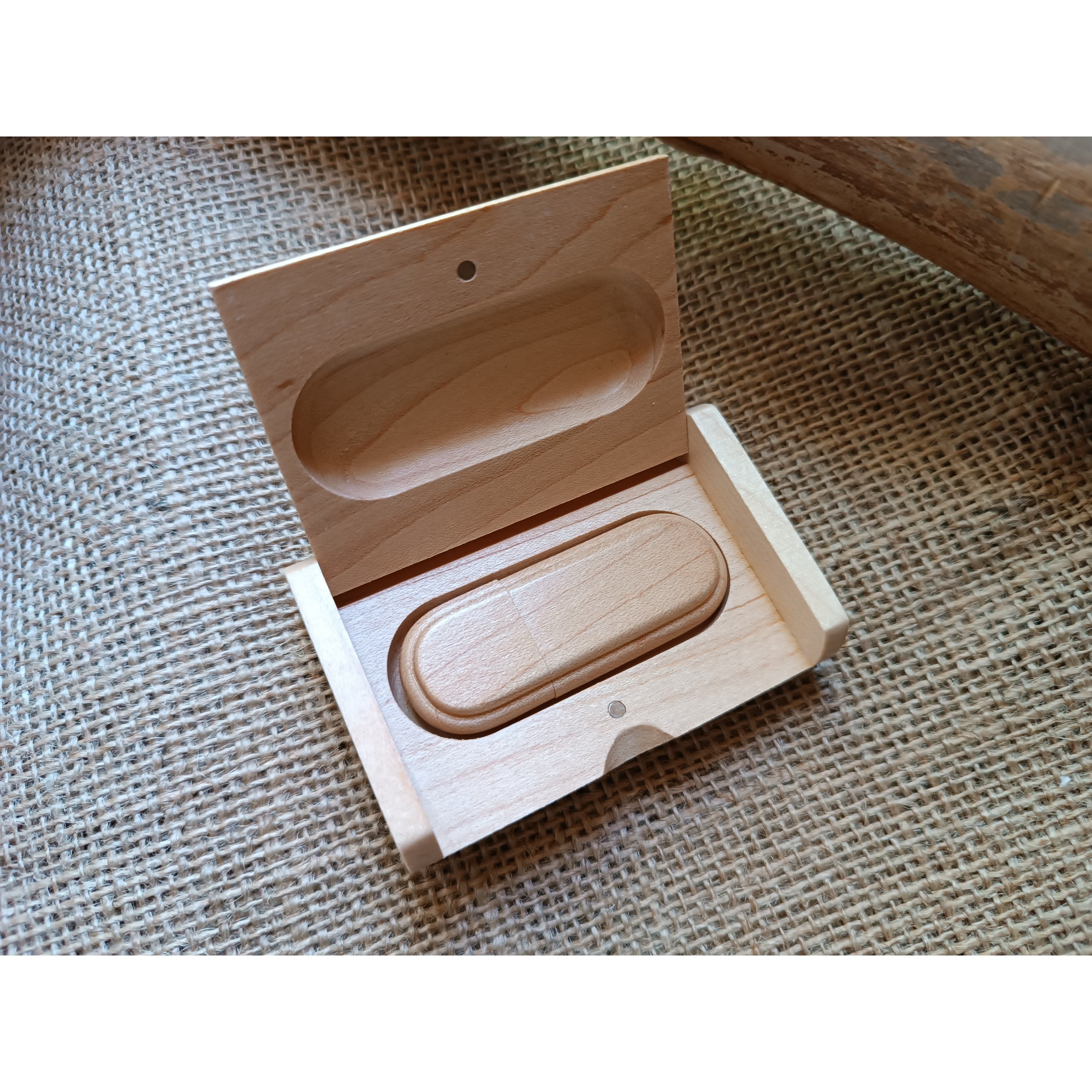 32 GB 2.0 gegraveerde USB-stick in esdoornhouten behuizing