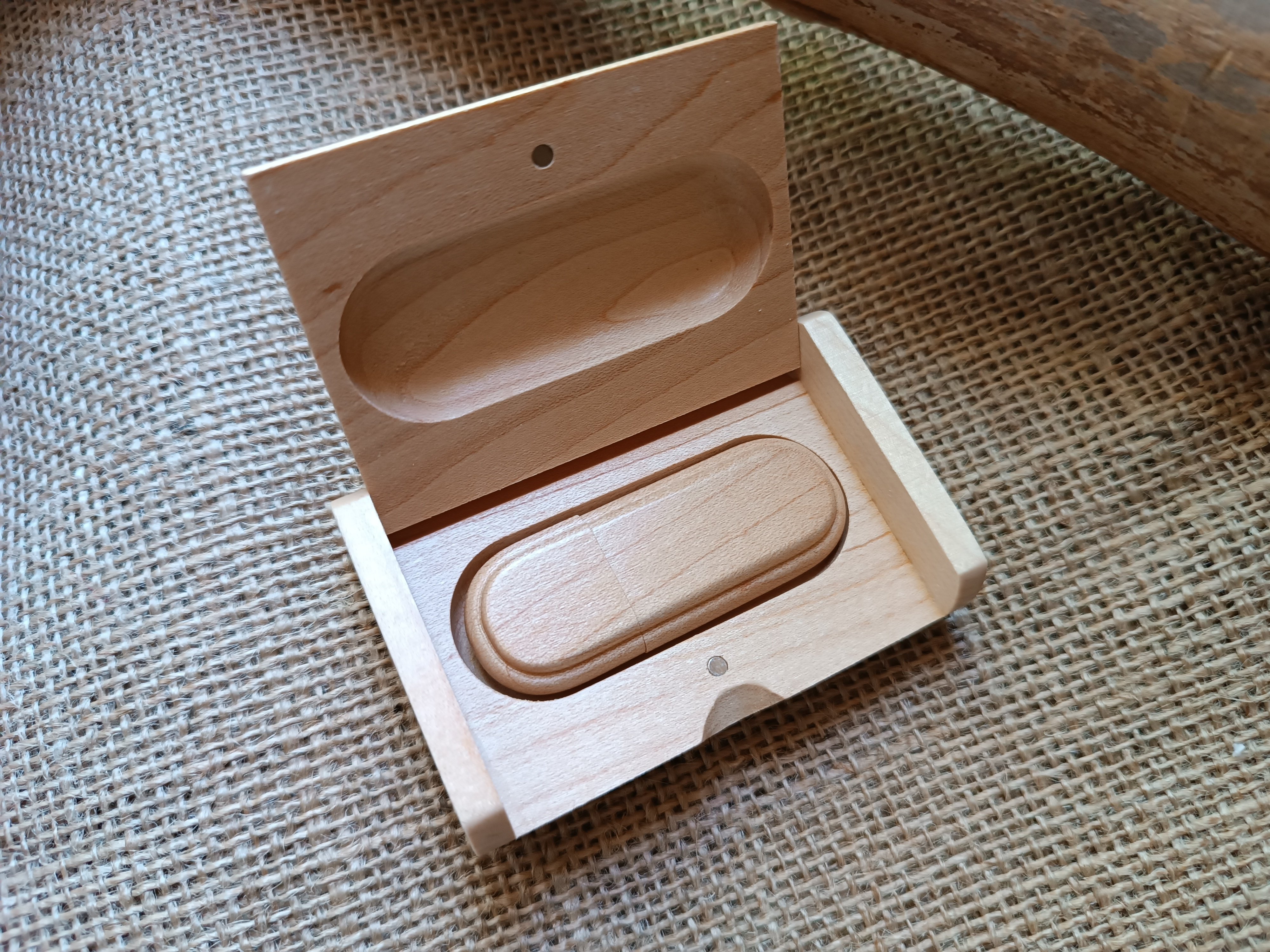 32 GB 2.0 gegraveerde USB-stick in esdoornhouten behuizing
