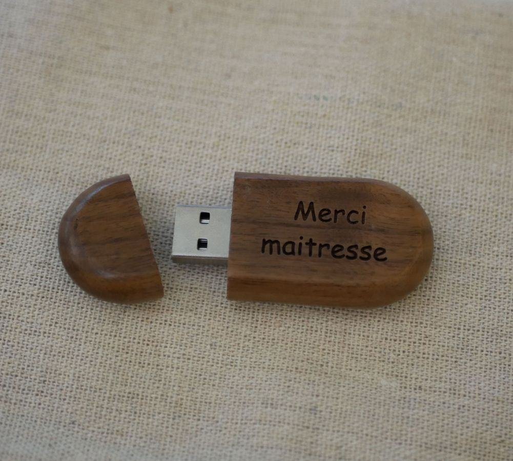 Ovale USB-sleutel, te personaliseren door gravure, houtsoort naar keuze