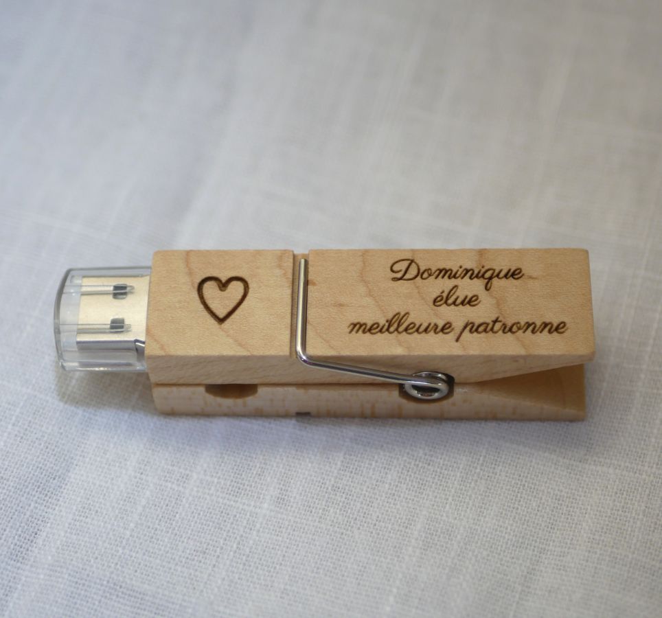 Gegraveerde houten USB-sleutel om te personaliseren