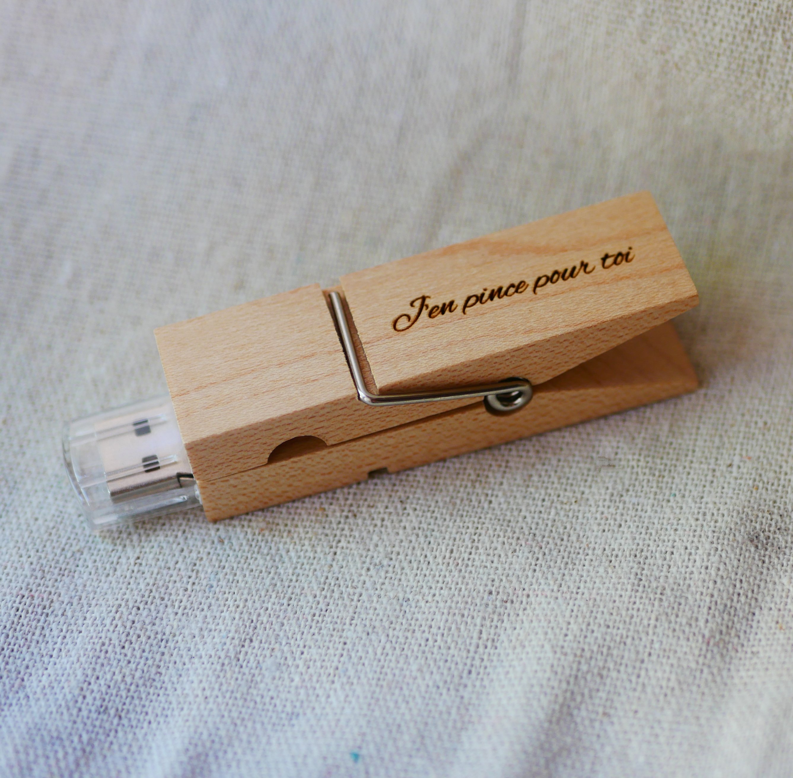 Gegraveerde houten USB-sleutel om te personaliseren